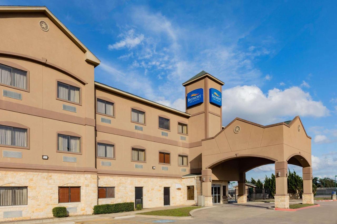 Baymont By Wyndham Cuero Hotel Exterior photo