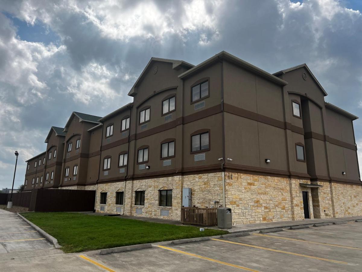 Baymont By Wyndham Cuero Hotel Exterior photo