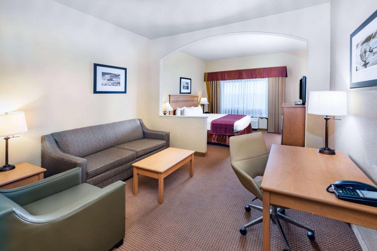 Baymont By Wyndham Cuero Hotel Exterior photo
