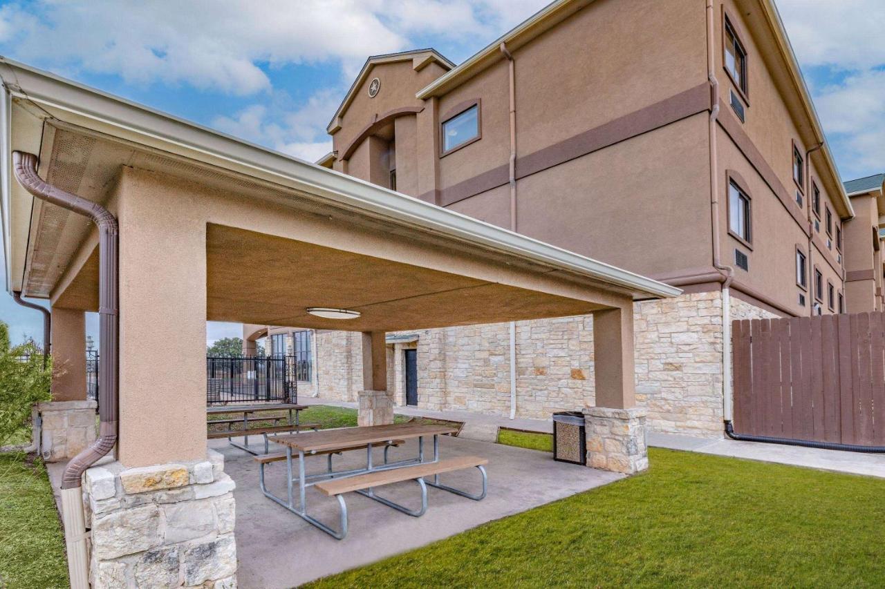 Baymont By Wyndham Cuero Hotel Exterior photo