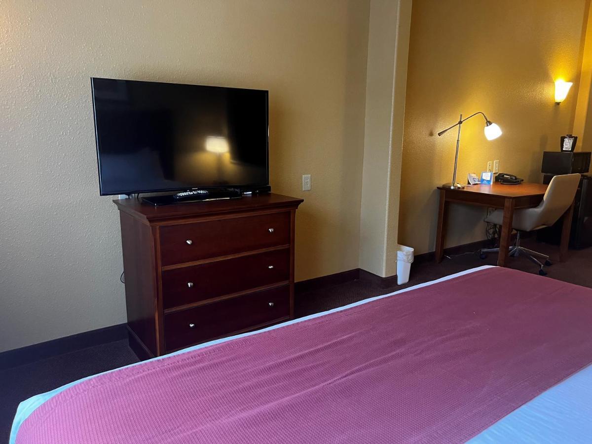 Baymont By Wyndham Cuero Hotel Exterior photo
