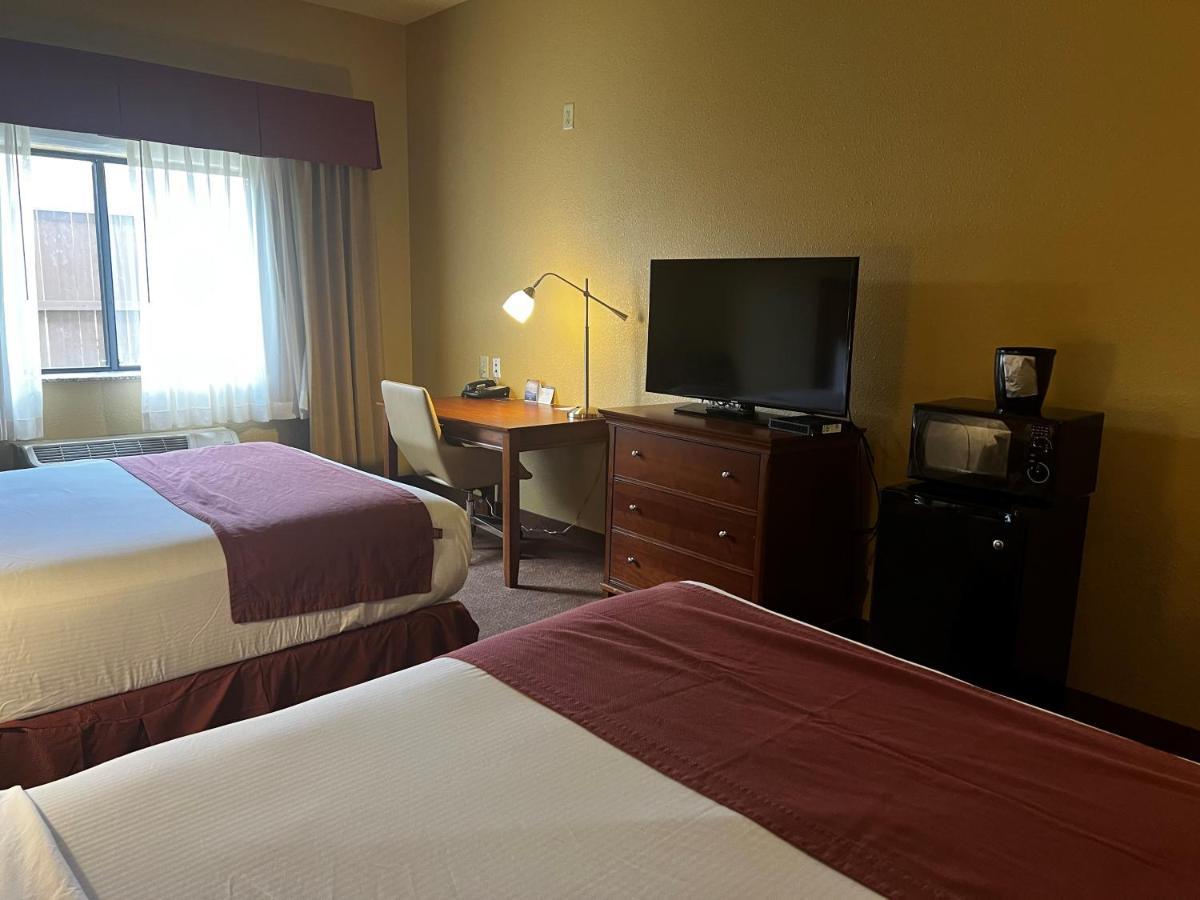 Baymont By Wyndham Cuero Hotel Exterior photo