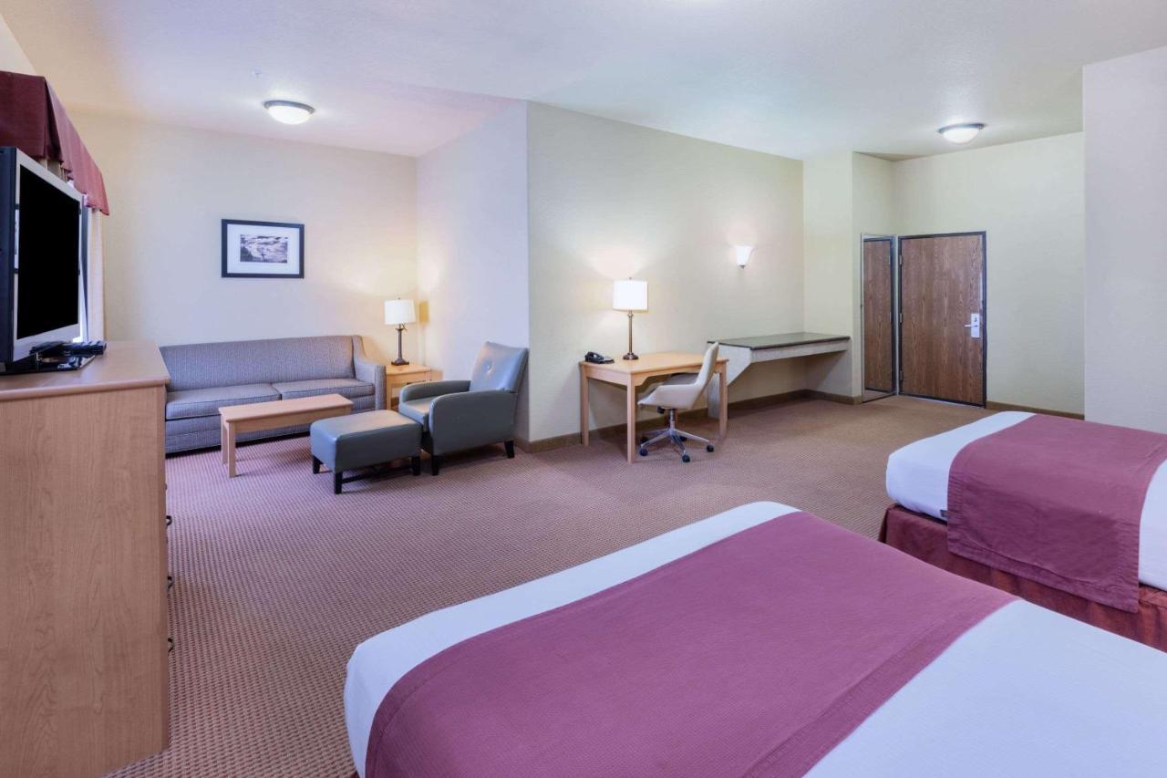 Baymont By Wyndham Cuero Hotel Exterior photo